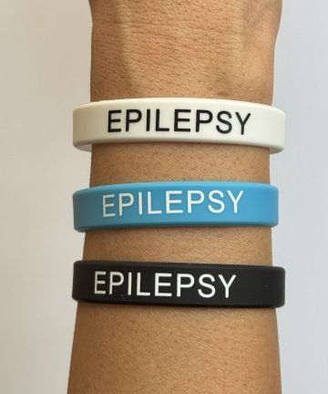 Bílý, červený a černý náramek s nápisem EPILEPTIC