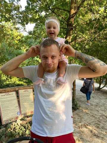 Michal na výletě se svou malou dcerou na ramenou