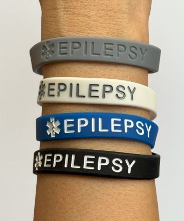 Šedý, modrý a bílý náramek s nápisem EPILEPSY