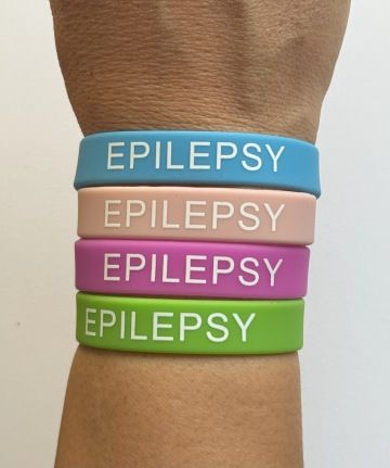 Barevné náramky s nápisem ALERT! EPILEPSY