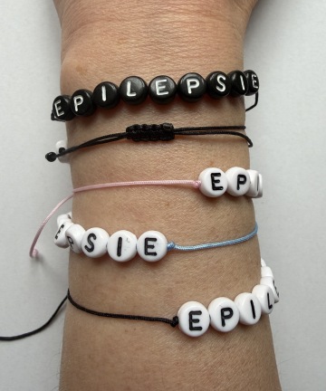 Náramek s nápisem EPILEPSY