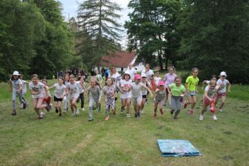 Skupina běžících dětí