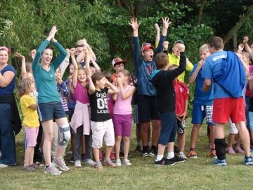 Radostné děti s rukama nad hlavami